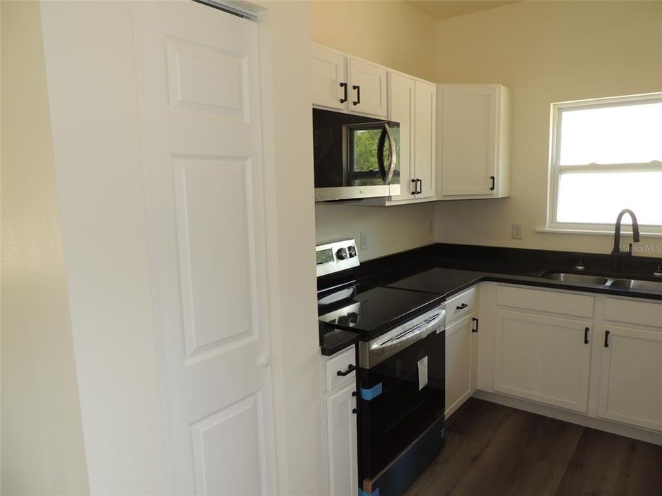 На продажу: $179,900 (1 спален, 1 ванн, 540 Квадратных фут)