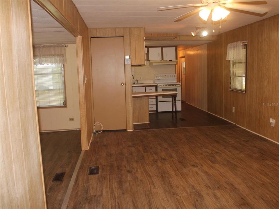 На продажу: $59,900 (2 спален, 2 ванн, 720 Квадратных фут)