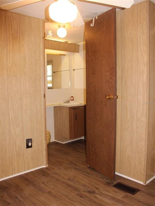 На продажу: $59,900 (2 спален, 2 ванн, 720 Квадратных фут)