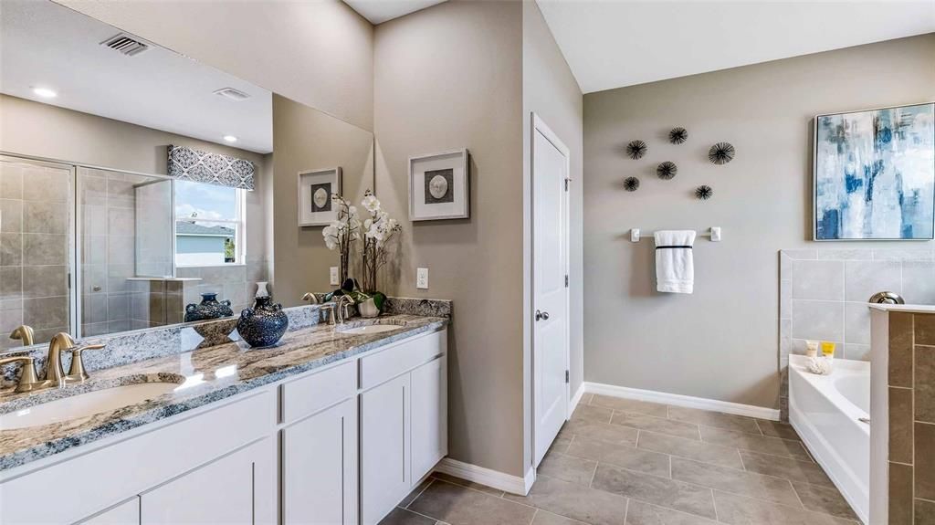 合同活跃: $353,990 (4 贝兹, 2 浴室, 2045 平方英尺)