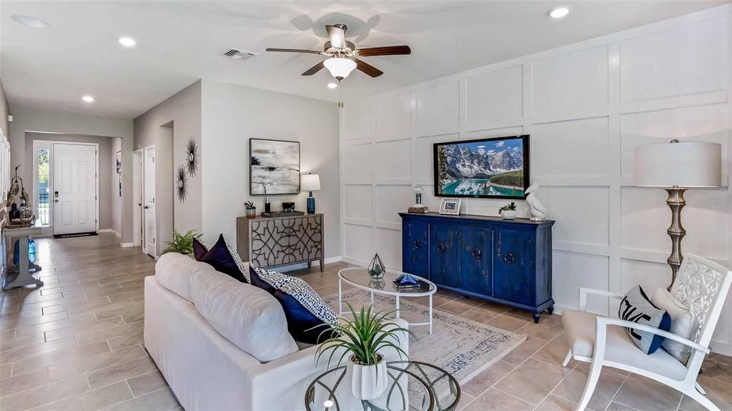 合同活跃: $353,990 (4 贝兹, 2 浴室, 2045 平方英尺)