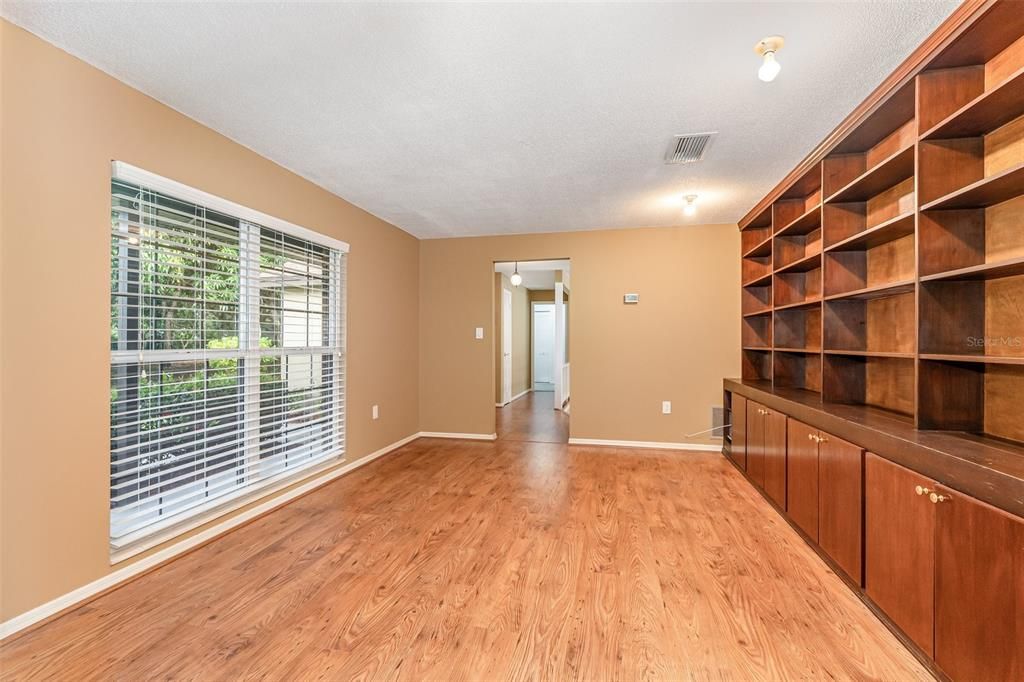 待售: $699,900 (4 贝兹, 2 浴室, 2002 平方英尺)