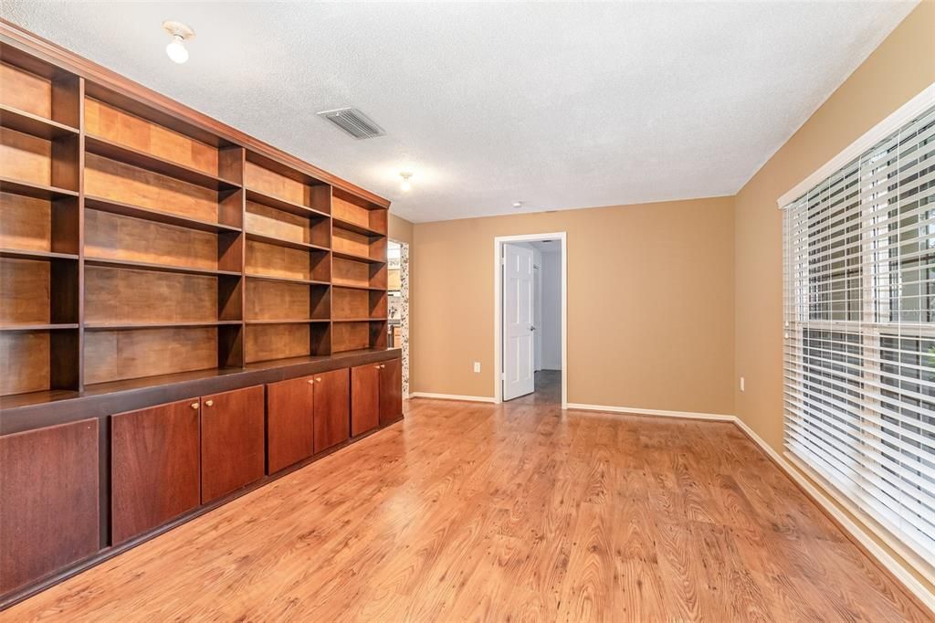 待售: $699,900 (4 贝兹, 2 浴室, 2002 平方英尺)