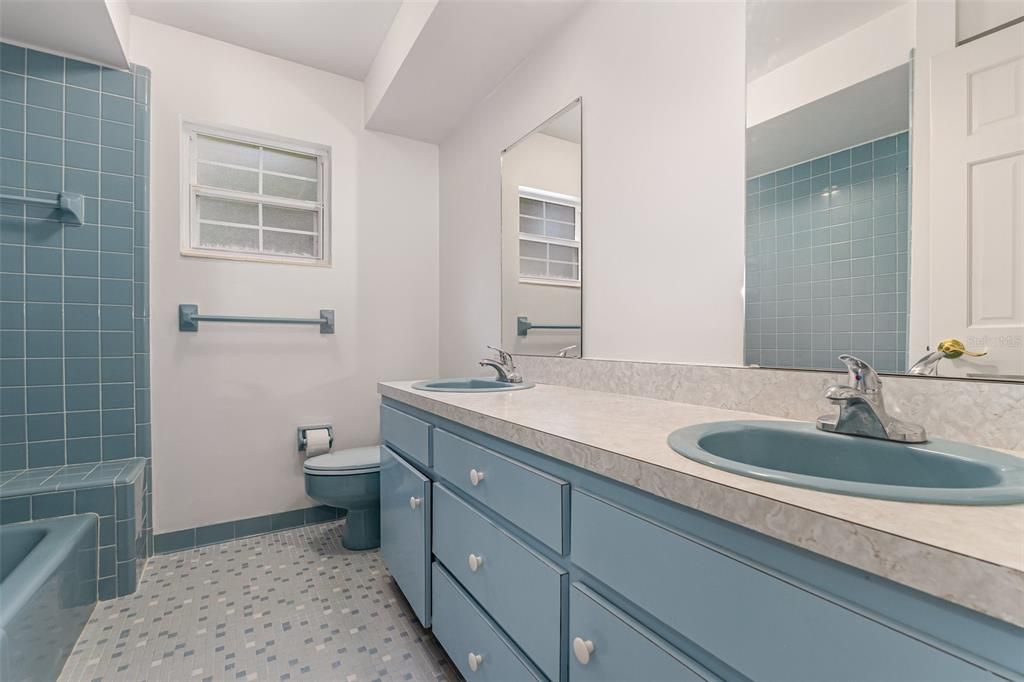 待售: $699,900 (4 贝兹, 2 浴室, 2002 平方英尺)