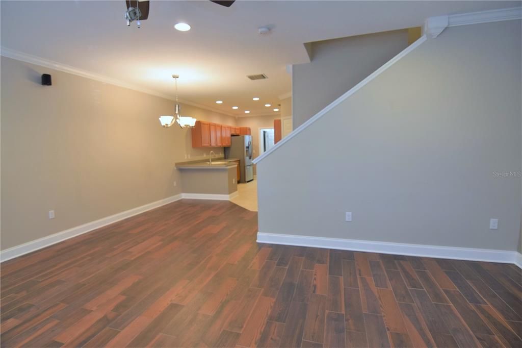 合同活跃: $2,000 (3 贝兹, 2 浴室, 1661 平方英尺)