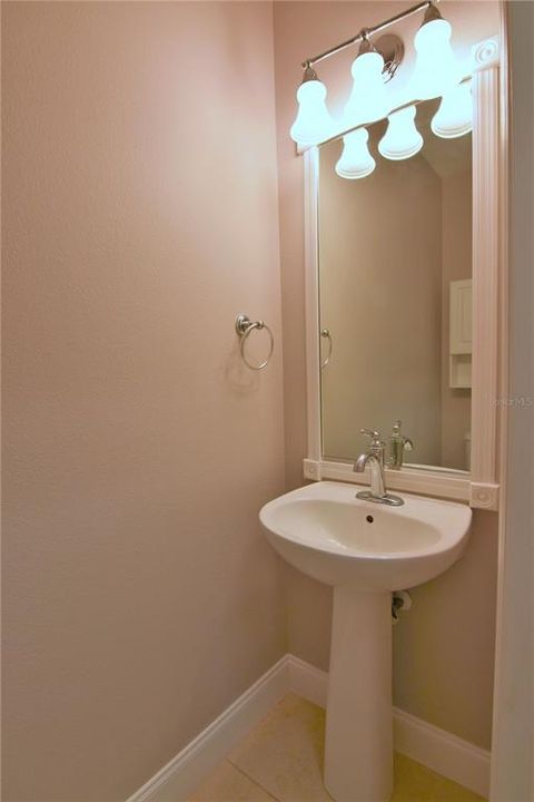 合同活跃: $2,000 (3 贝兹, 2 浴室, 1661 平方英尺)