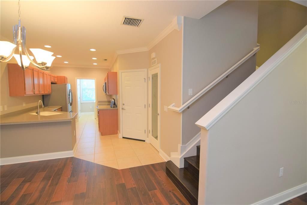 合同活跃: $2,000 (3 贝兹, 2 浴室, 1661 平方英尺)