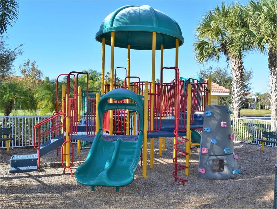 合同活跃: $2,000 (3 贝兹, 2 浴室, 1661 平方英尺)