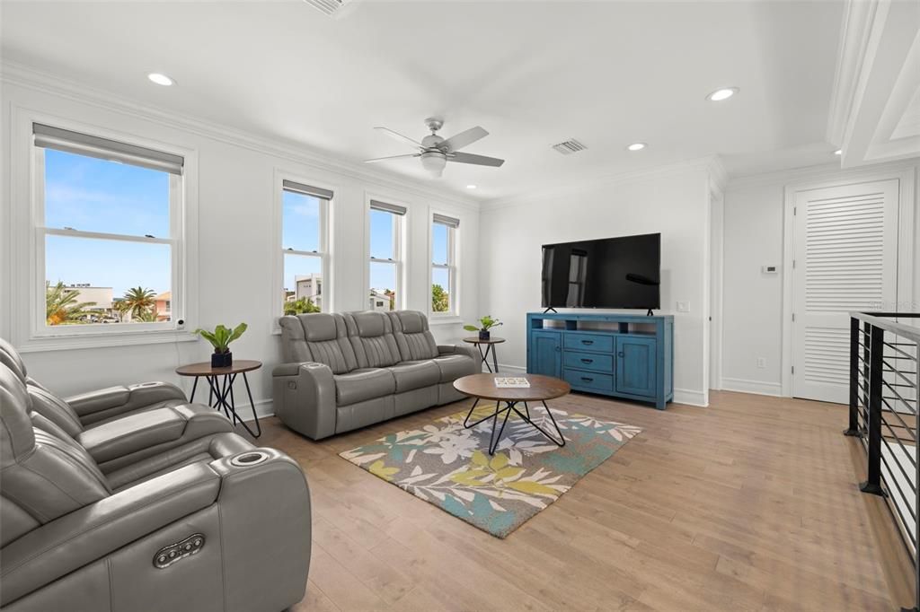 Active With Contract: $1,900,000 (4 beds, 3 baths, 3341 Square Feet)