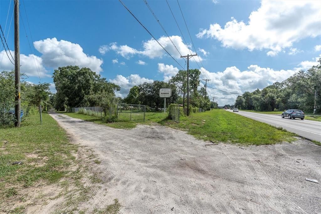 На продажу: $475,000 (0.96 acres)