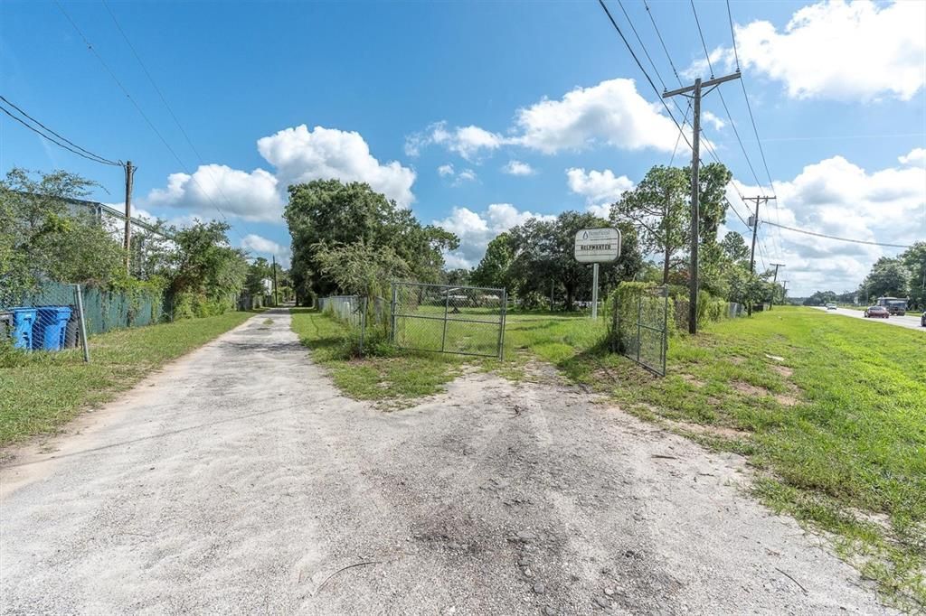 На продажу: $475,000 (0.96 acres)