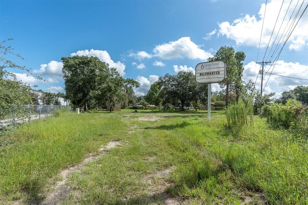 На продажу: $475,000 (0.96 acres)