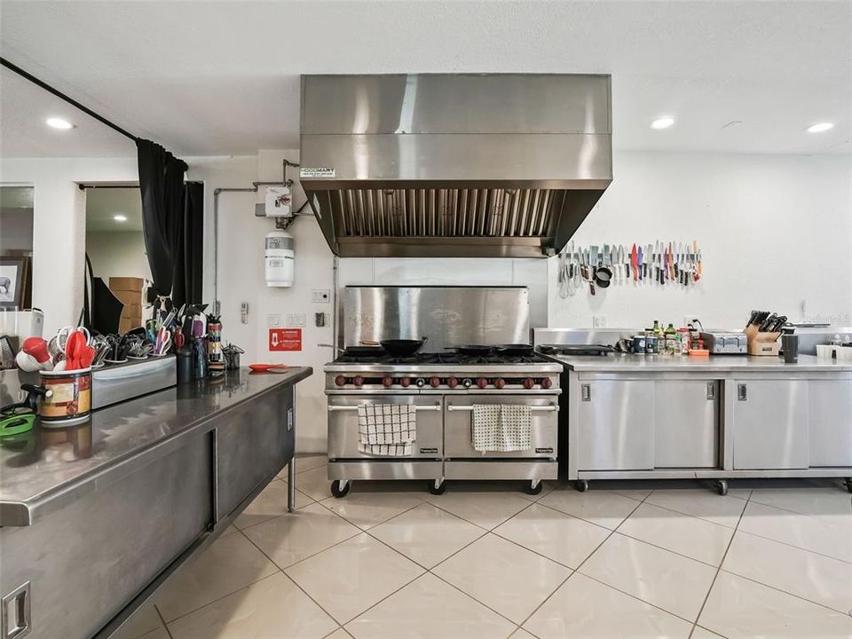 Activo con contrato: $1,200,000 (4 camas, 2 baños, 2758 Pies cuadrados)