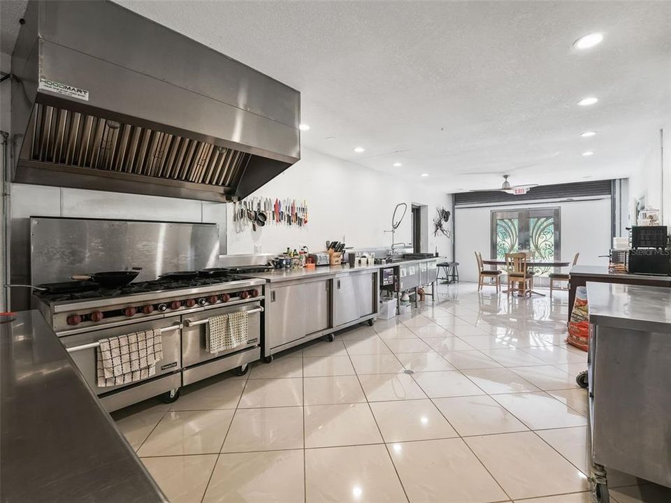 Activo con contrato: $1,200,000 (4 camas, 2 baños, 2758 Pies cuadrados)