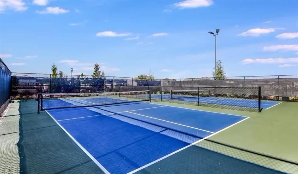 Activo con contrato: $594,900 (4 camas, 4 baños, 2777 Pies cuadrados)