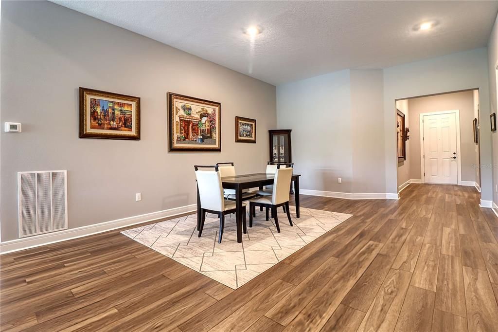 Activo con contrato: $594,900 (4 camas, 4 baños, 2777 Pies cuadrados)