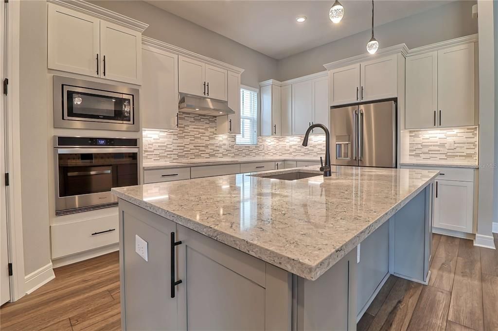 Activo con contrato: $594,900 (4 camas, 4 baños, 2777 Pies cuadrados)