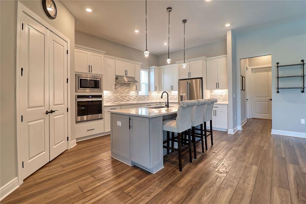 Activo con contrato: $594,900 (4 camas, 4 baños, 2777 Pies cuadrados)