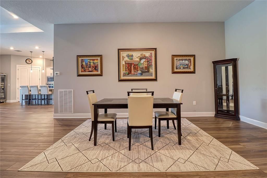 Activo con contrato: $594,900 (4 camas, 4 baños, 2777 Pies cuadrados)