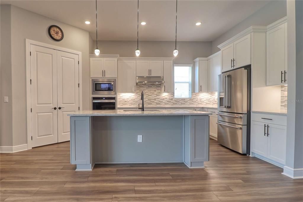 Activo con contrato: $594,900 (4 camas, 4 baños, 2777 Pies cuadrados)