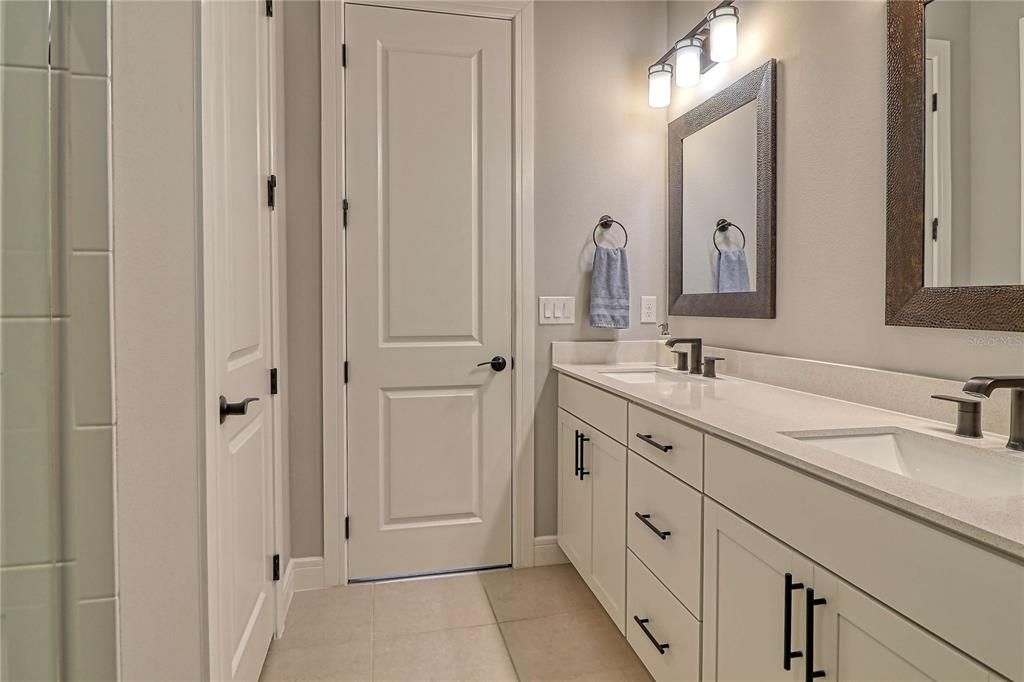 Activo con contrato: $594,900 (4 camas, 4 baños, 2777 Pies cuadrados)