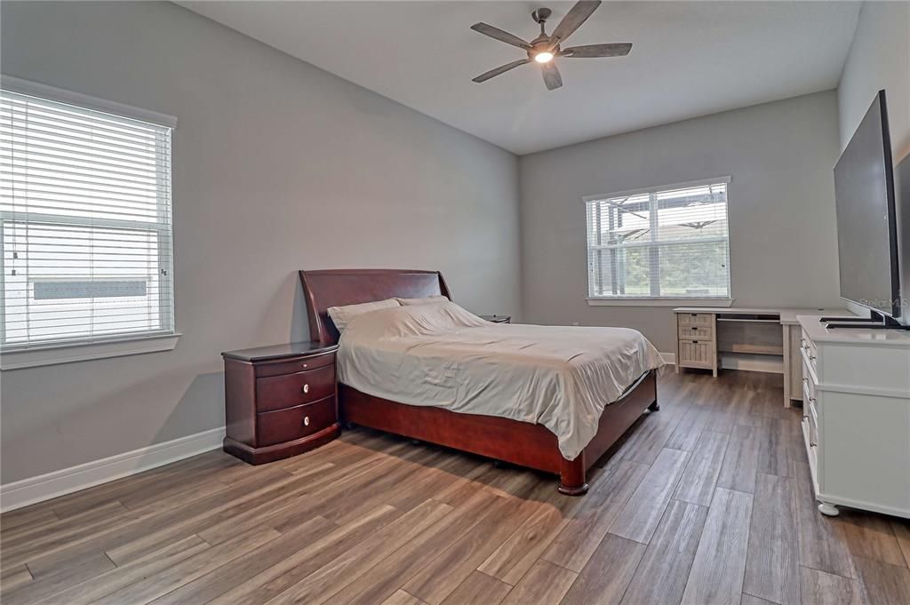 Activo con contrato: $594,900 (4 camas, 4 baños, 2777 Pies cuadrados)