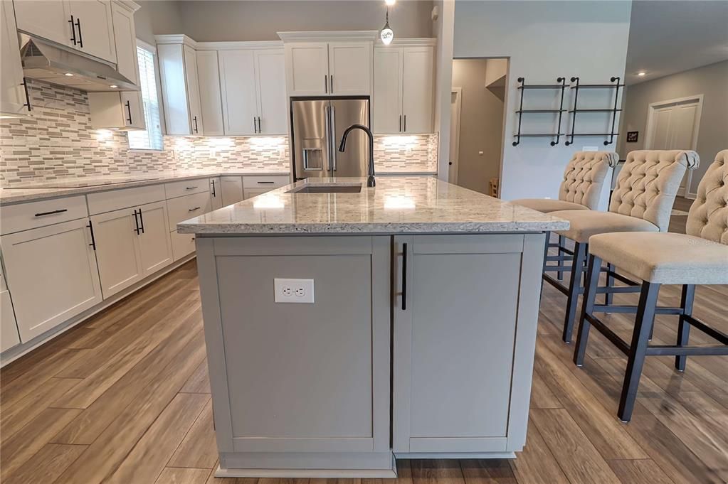 Activo con contrato: $594,900 (4 camas, 4 baños, 2777 Pies cuadrados)