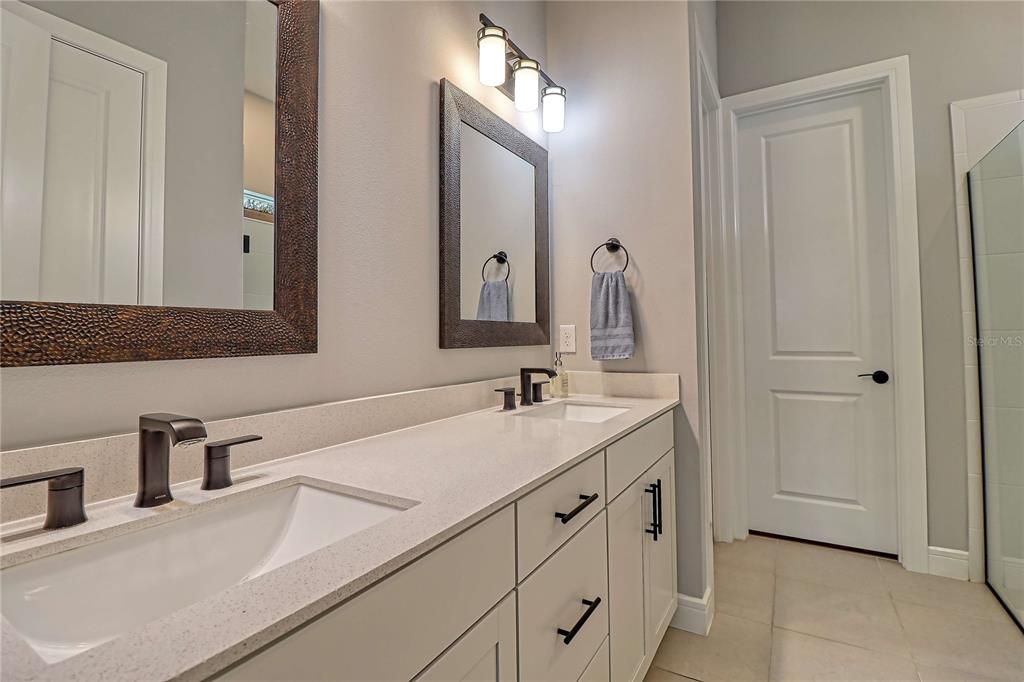 Activo con contrato: $594,900 (4 camas, 4 baños, 2777 Pies cuadrados)