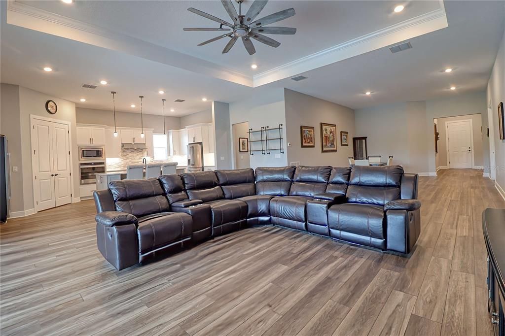 Activo con contrato: $594,900 (4 camas, 4 baños, 2777 Pies cuadrados)