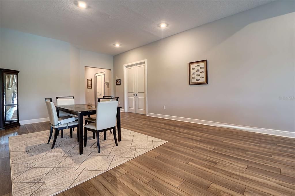 Activo con contrato: $594,900 (4 camas, 4 baños, 2777 Pies cuadrados)