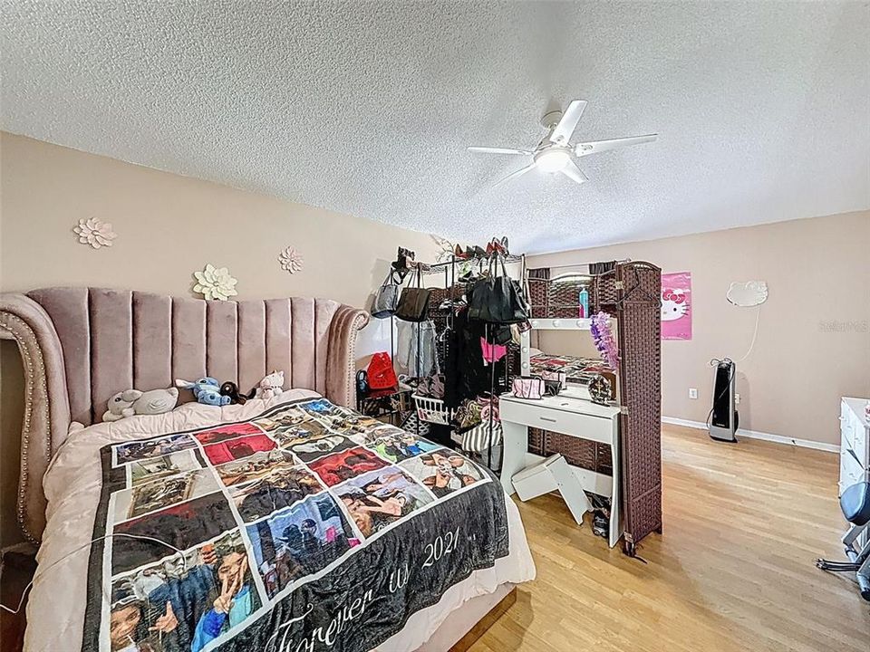 Activo con contrato: $545,000 (5 camas, 2 baños, 3214 Pies cuadrados)