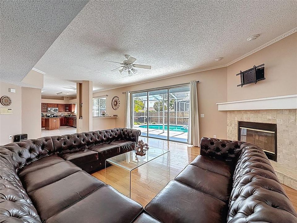 Activo con contrato: $545,000 (5 camas, 2 baños, 3214 Pies cuadrados)