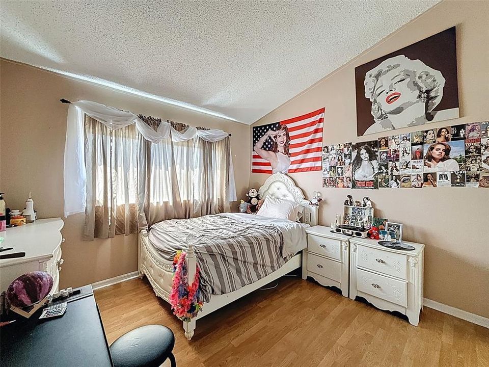 Activo con contrato: $545,000 (5 camas, 2 baños, 3214 Pies cuadrados)