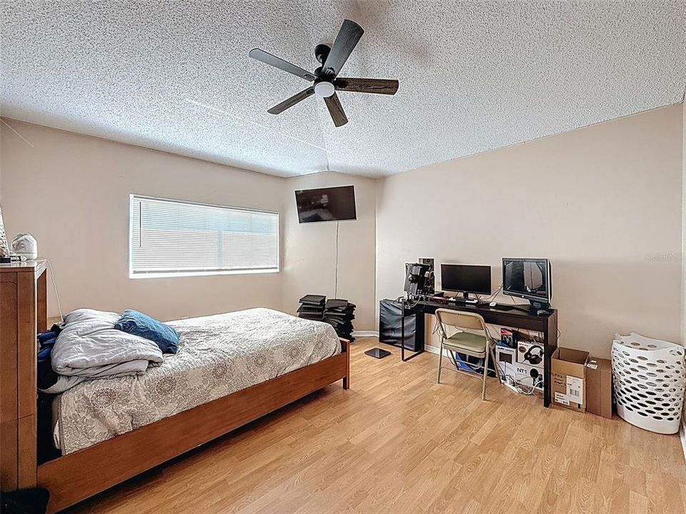 Activo con contrato: $545,000 (5 camas, 2 baños, 3214 Pies cuadrados)