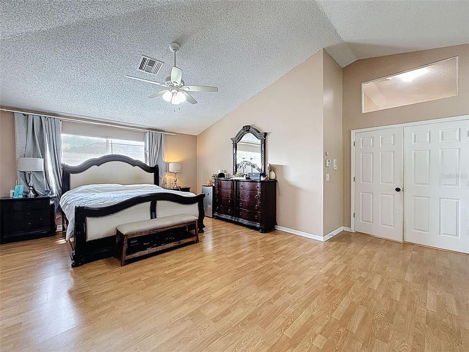 Activo con contrato: $545,000 (5 camas, 2 baños, 3214 Pies cuadrados)