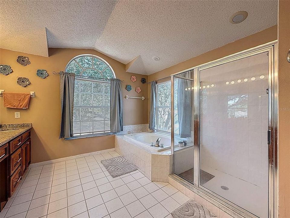 Activo con contrato: $545,000 (5 camas, 2 baños, 3214 Pies cuadrados)