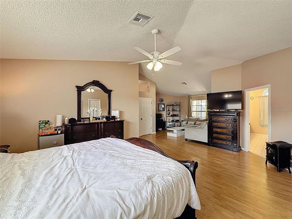 Activo con contrato: $545,000 (5 camas, 2 baños, 3214 Pies cuadrados)