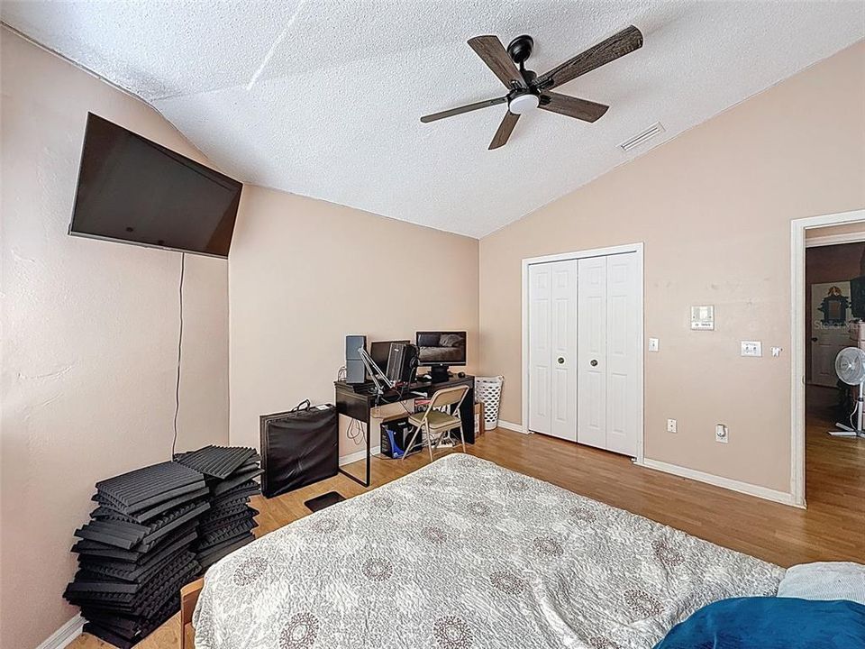 Activo con contrato: $545,000 (5 camas, 2 baños, 3214 Pies cuadrados)