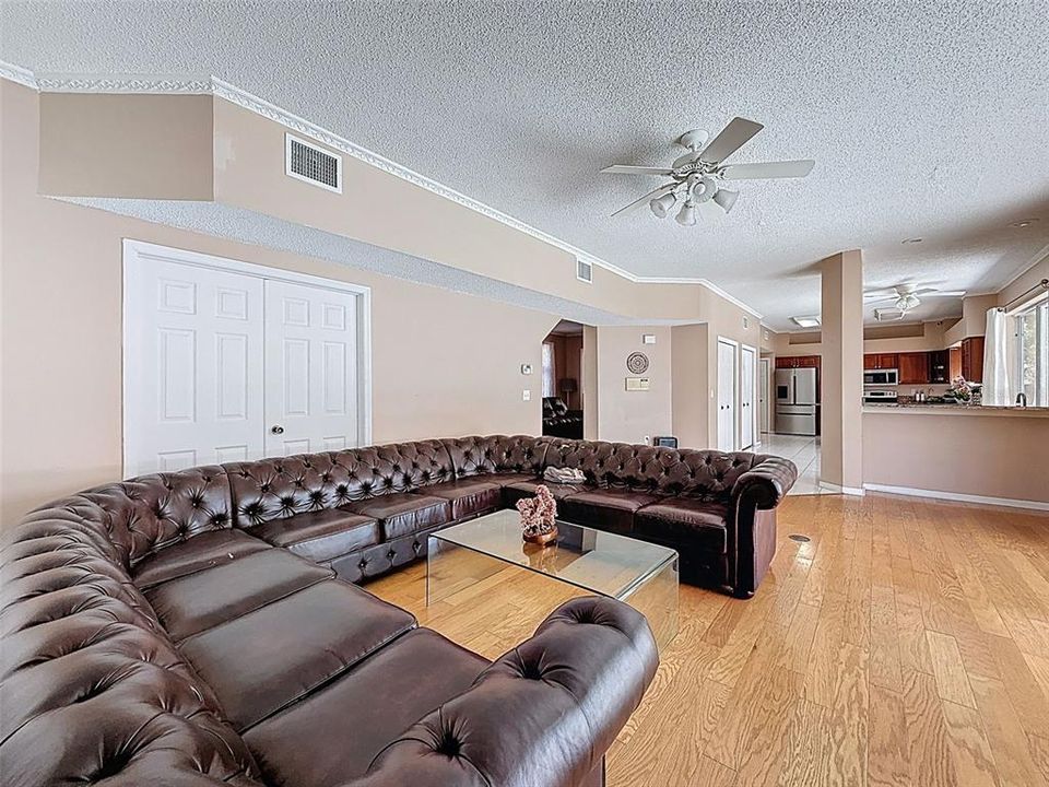 Activo con contrato: $545,000 (5 camas, 2 baños, 3214 Pies cuadrados)