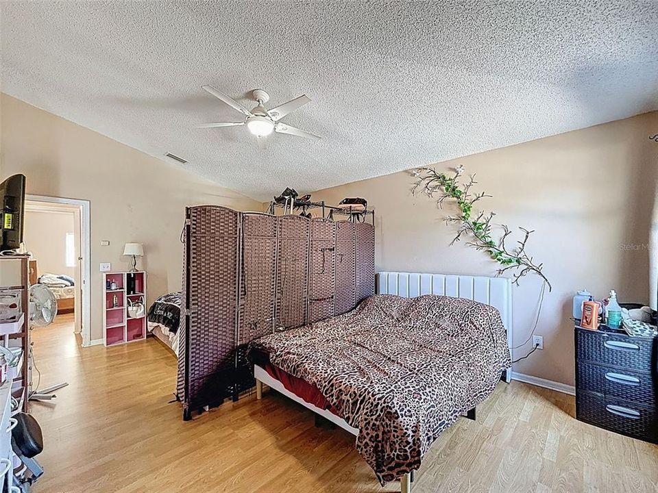 Activo con contrato: $545,000 (5 camas, 2 baños, 3214 Pies cuadrados)