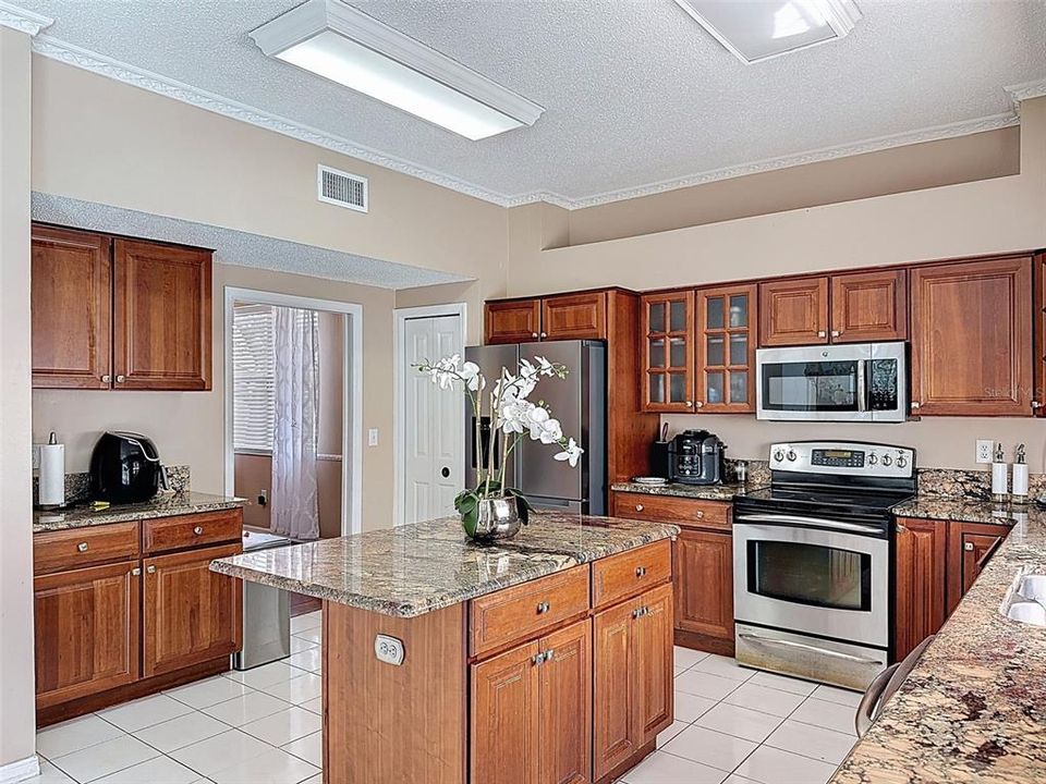 Activo con contrato: $545,000 (5 camas, 2 baños, 3214 Pies cuadrados)