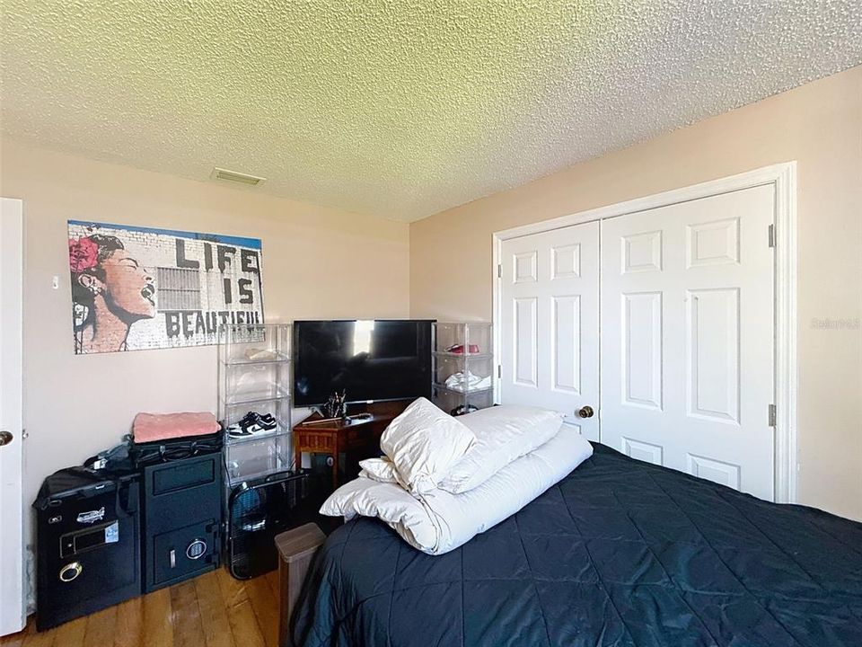 Activo con contrato: $545,000 (5 camas, 2 baños, 3214 Pies cuadrados)