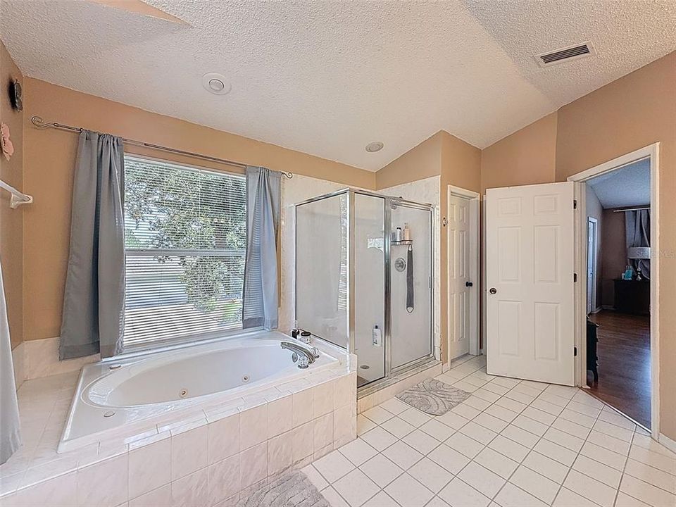 Activo con contrato: $545,000 (5 camas, 2 baños, 3214 Pies cuadrados)