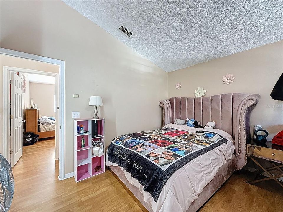 Activo con contrato: $545,000 (5 camas, 2 baños, 3214 Pies cuadrados)