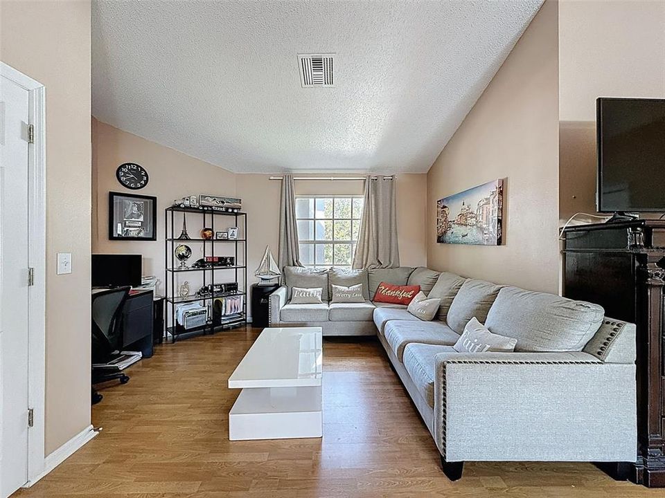 Activo con contrato: $545,000 (5 camas, 2 baños, 3214 Pies cuadrados)