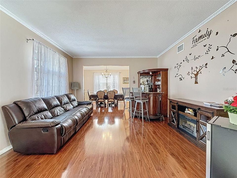 Activo con contrato: $545,000 (5 camas, 2 baños, 3214 Pies cuadrados)