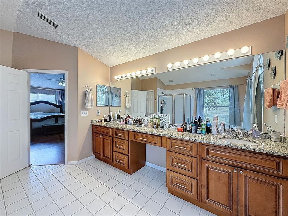 Activo con contrato: $545,000 (5 camas, 2 baños, 3214 Pies cuadrados)