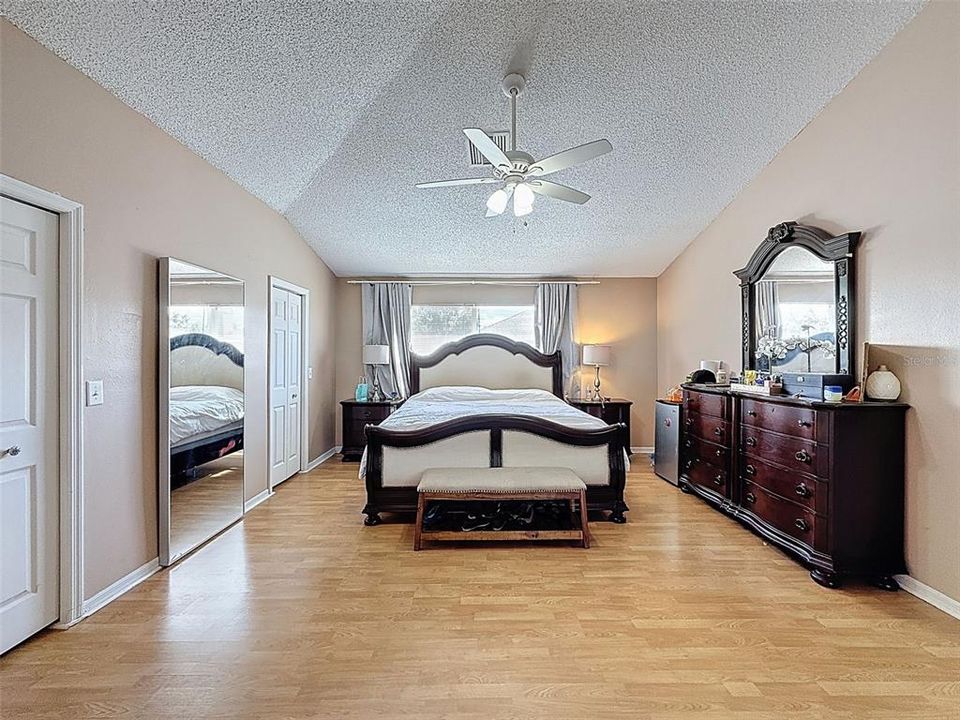 Activo con contrato: $545,000 (5 camas, 2 baños, 3214 Pies cuadrados)