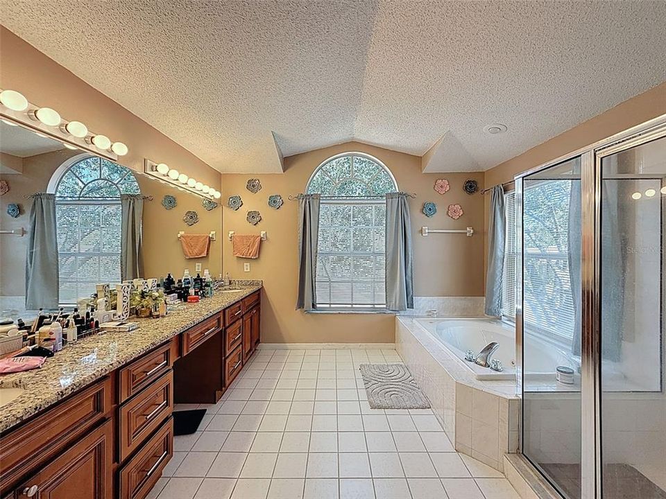 Activo con contrato: $545,000 (5 camas, 2 baños, 3214 Pies cuadrados)