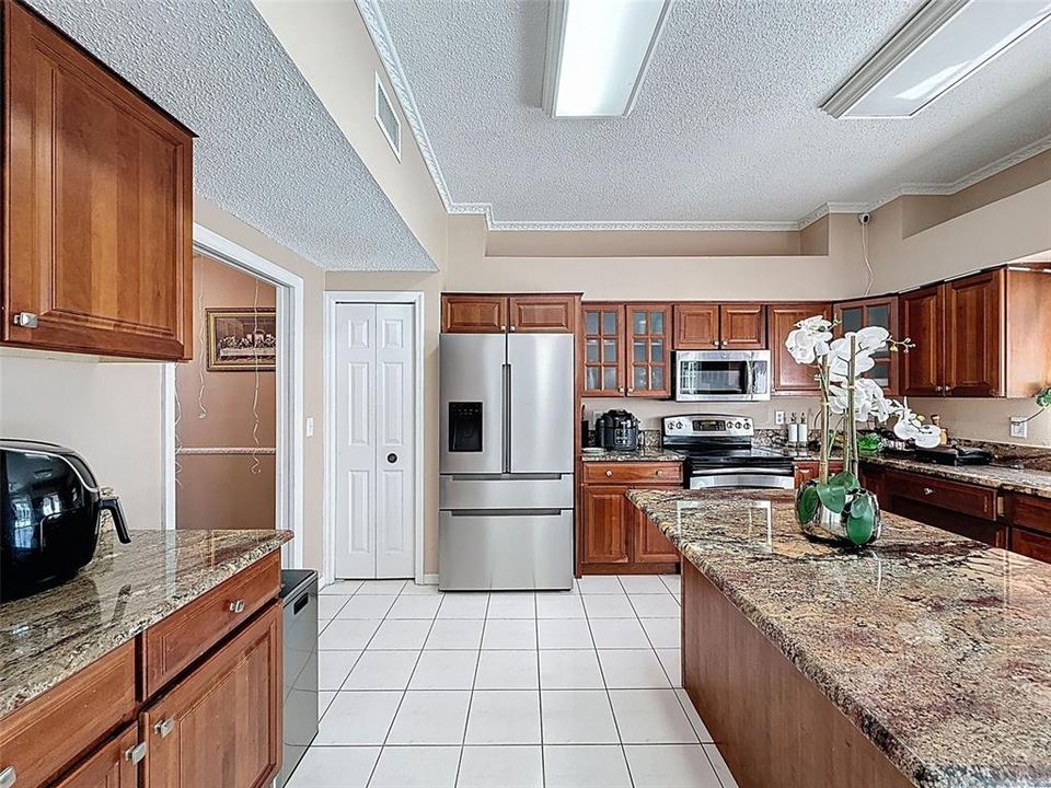 Activo con contrato: $545,000 (5 camas, 2 baños, 3214 Pies cuadrados)